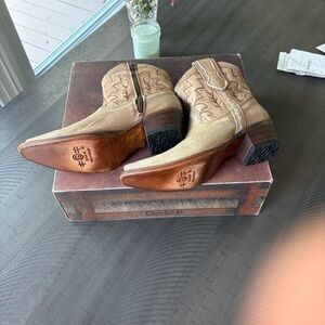 Buckle Women's Tan Embroidered Western Zip Heeled Boots